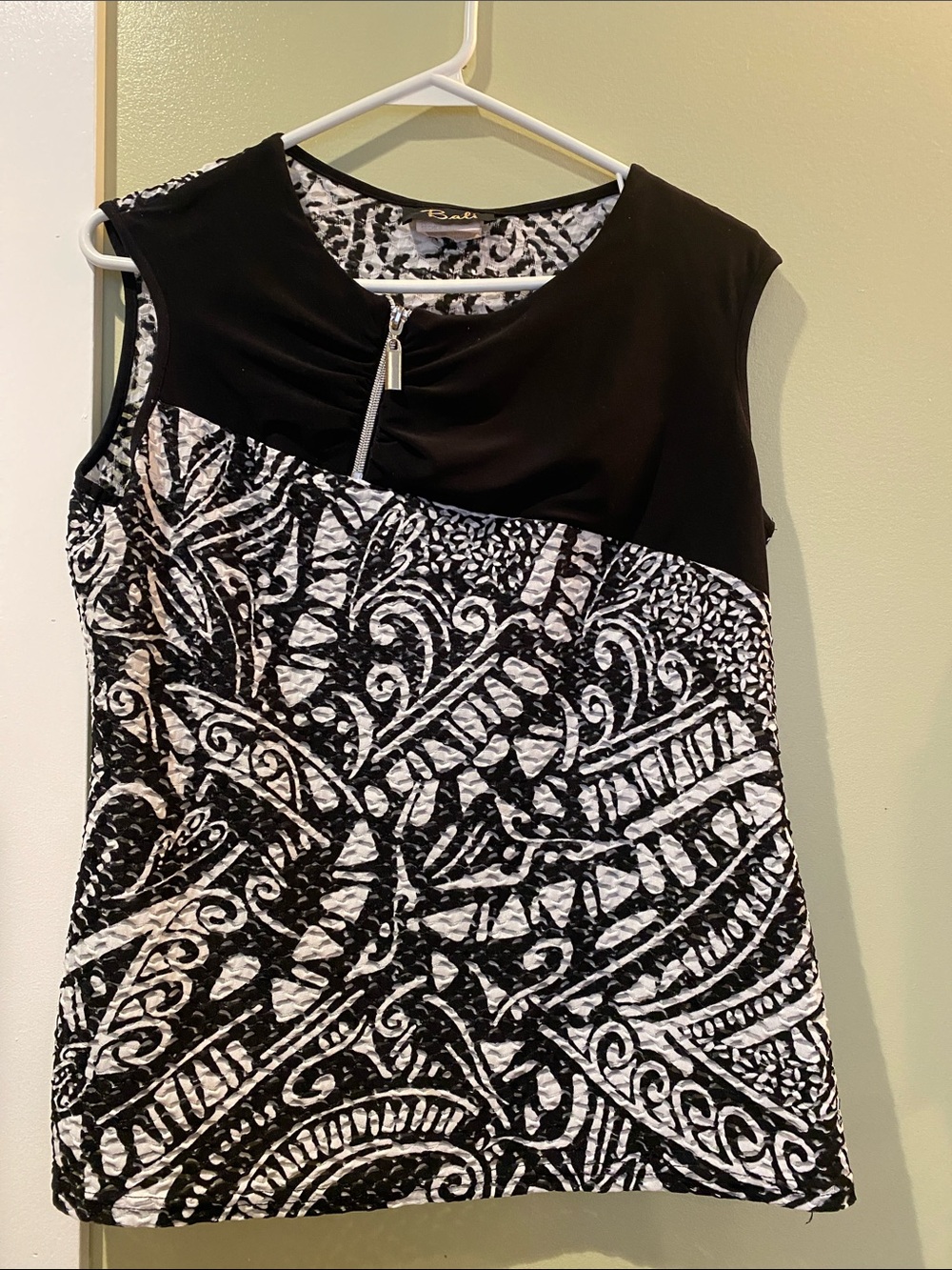 Bali Black & White Sleeveless Patterned Top with Front Zip size L